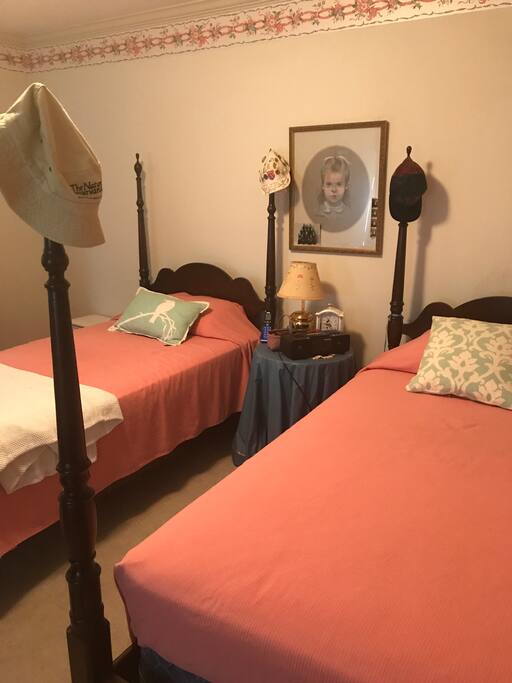 2 twin bedroom