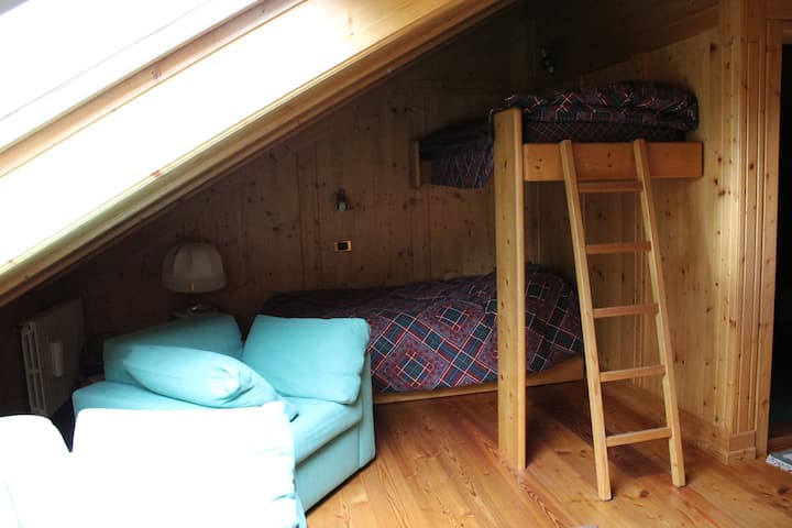 في هذه الغرفة ، بالإضافة إلى السريرين المرئيين في الصورة ، يمكنك إزالة سرير ثالث