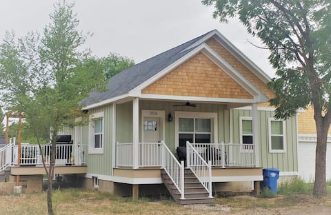 Newly Renovated 1930 Sage House; Sleeps 8
