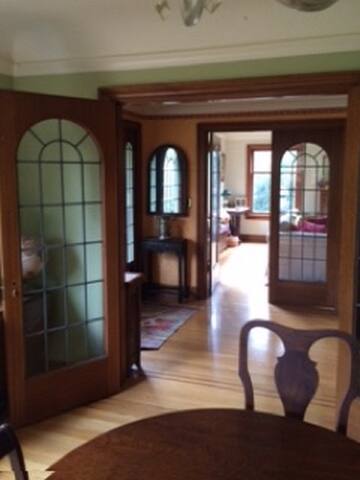 Classic Seattle 5 bedroom with all-city access gallery image 3