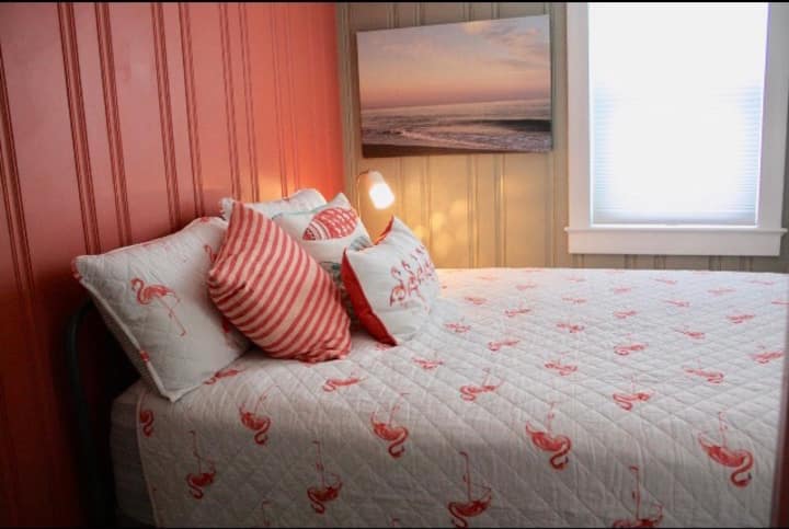 Საძინებელი 2 Queen Tempur-Pedic მატრასით, ორადგილიანი საწოლის გვერდით ღამის სადგამებით, კარადა თაროებით, ტანსაცმლის საკიდებით, საძინებლის ვენტილატორით და Greco Pack-N-play-ით.  Საწოლების ქვეშ, თეთრეულის შესანახ კონტეინერებში, შესაძლებელია დამატებითი საბნების/კაბინის დივნის პლედების პოვნა. 