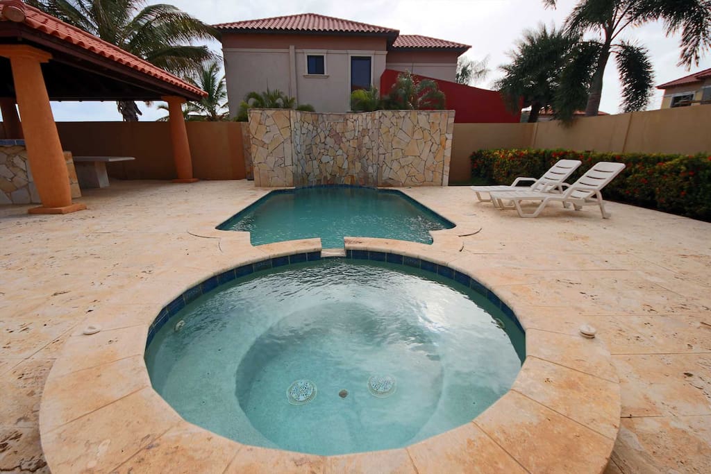 Your private swimming pool with Hot Tub to enjoy to Aruban sunshine