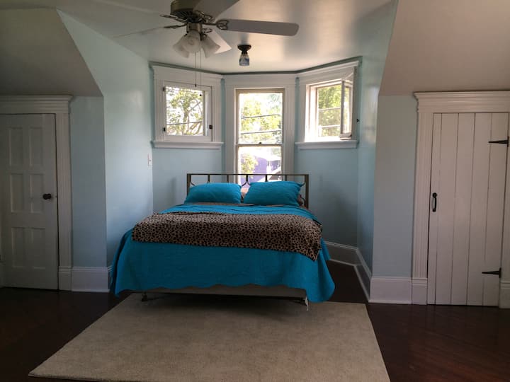 מיטת קווין סייז עם הרבה נופים