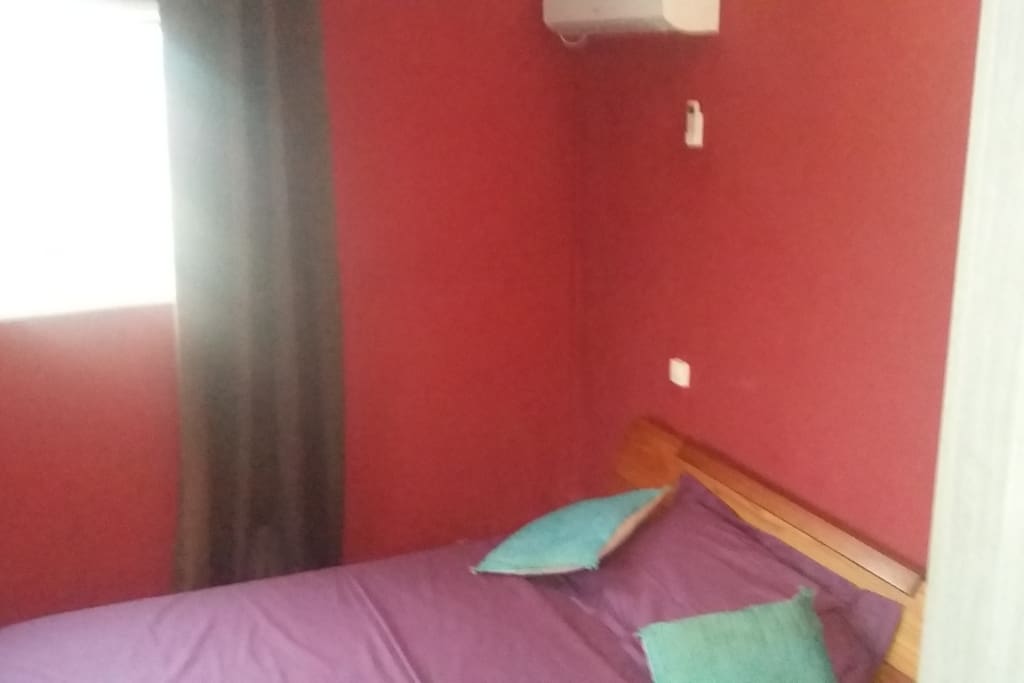 Chambre climatisée avec lit Queen size et dressing