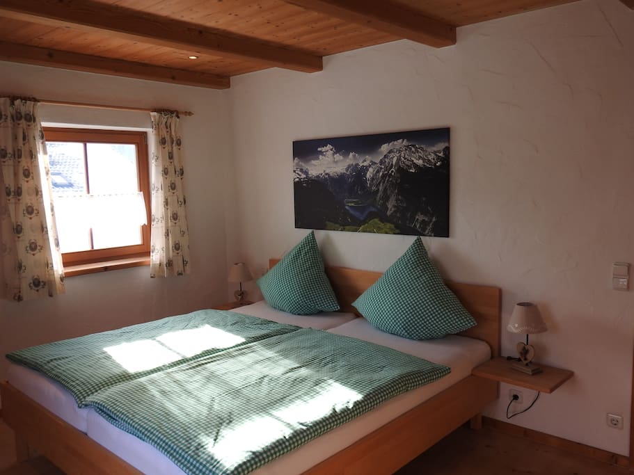 Schlafzimmer 1