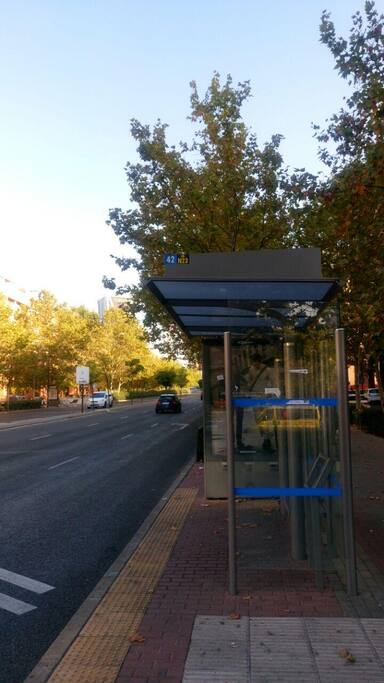 parada de autobús línea 42 y N23 (3 minutos de la casa)