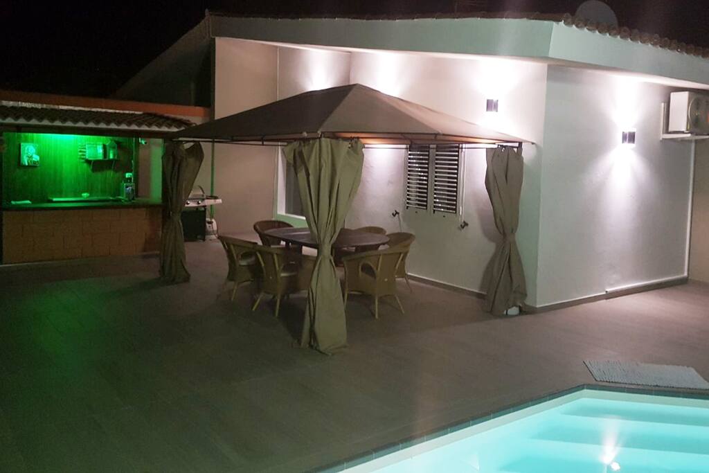 Außenbereich mit Bar und Pool