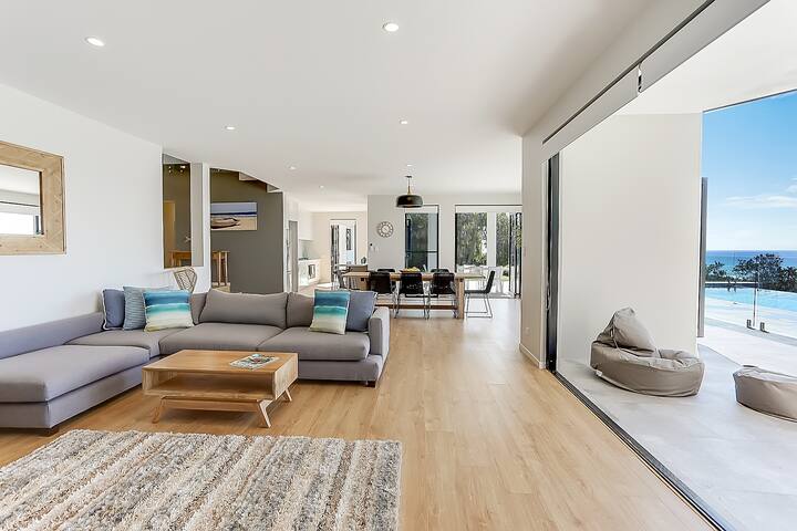 Castaways Beach Escape (4 bedroom) – Ocean Views gallery image 3