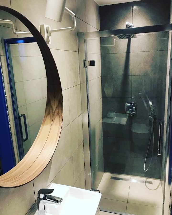 Kupaonica se nalazi u spa centru u kojem se nalazi sauna, vinski podrum...