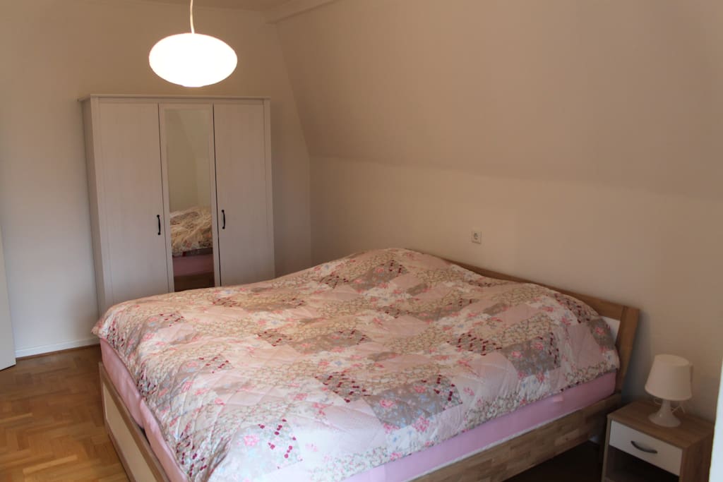 "Weißes Zimmer" mit neuem Doppelbett (1,80m x 2m)