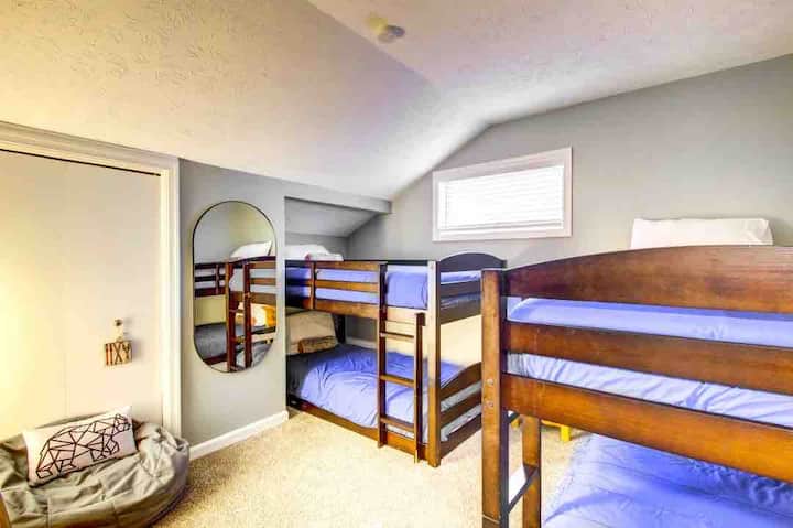 Соба на спрат со 4 двокреветни кревета. Телевизор со рамен екран со YouTubeTV и конзола за игри. 