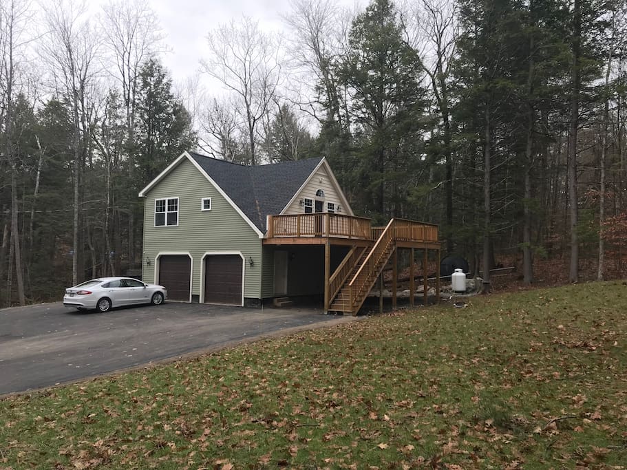 Relax in a brand new 1 bedroom (sleeps 5) comfortably and beautiful outdoor area, lake 3 min walk away with access and swimming area