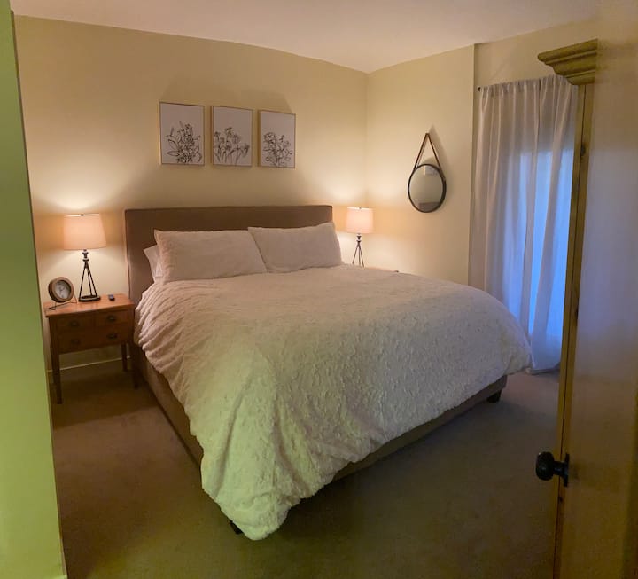 ห้องคิงมาสเตอร์สวีทสะดวกสบายมากคุณจะไม่อยากออกจากเตียงนี้เลย! ฟูกบนหมอนและผ้านวมและหมอน สมาร์ททีวีชุดเดรสและตู้เสื้อผ้าขนาดใหญ่โต๊ะข้างเตียง 2 ตัวและลานระเบียงส่วนตัว 