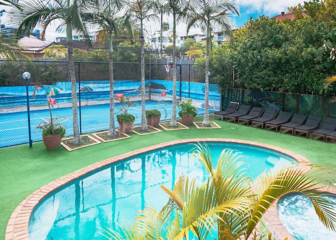 Brisbane Backpackers Resort - 6 Bed Dorm