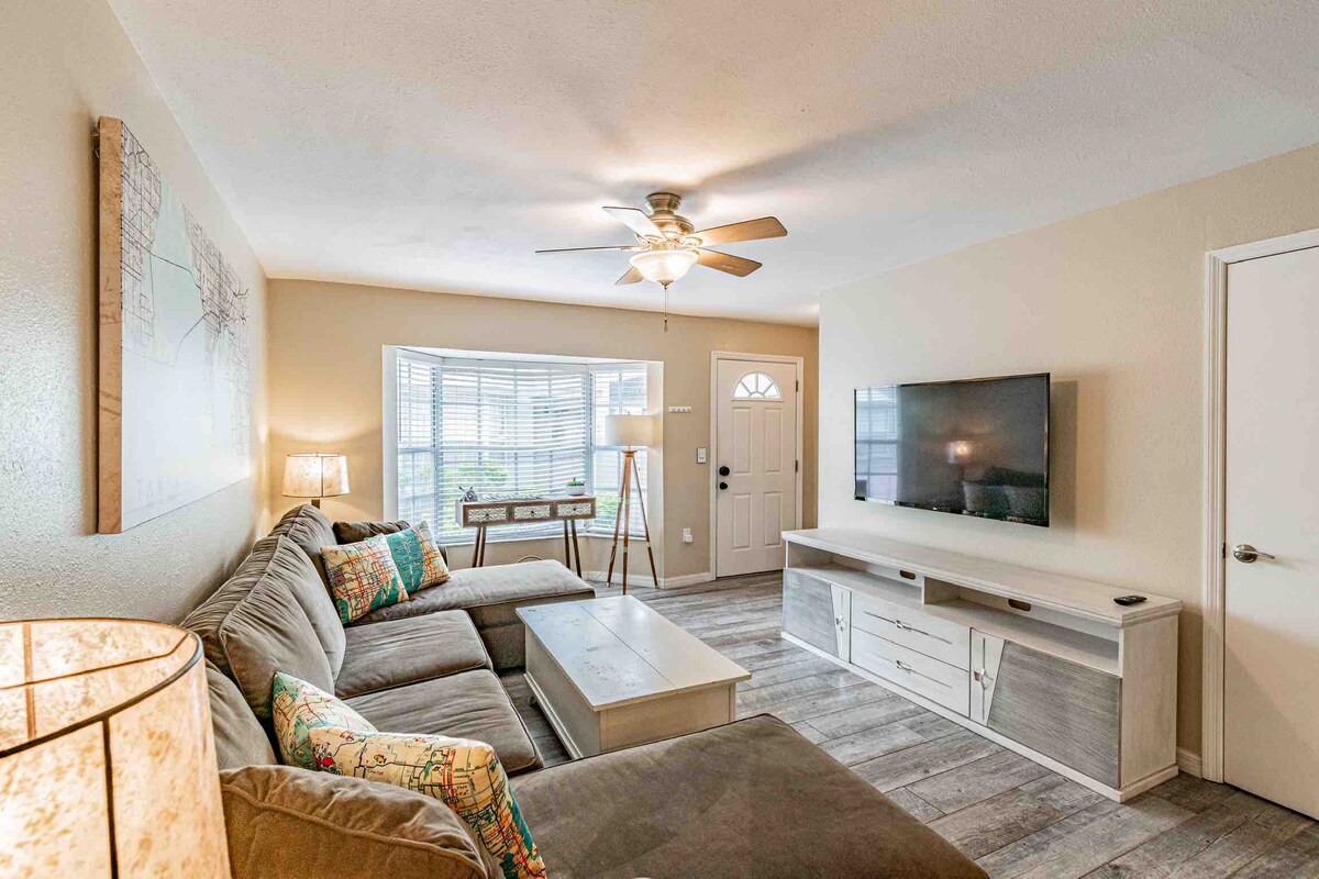 Dhomë ndenjjeje
• Divan tërheqës
• Smart TV
   - shiko Netflix, Hulu, Amazon, HBO, etj...
   - Chromcast për të transmetuar nga telefoni
• Lojëra tavoline në stendën e televizorit