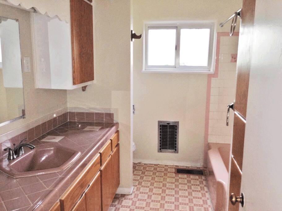 Outdated bathroom.