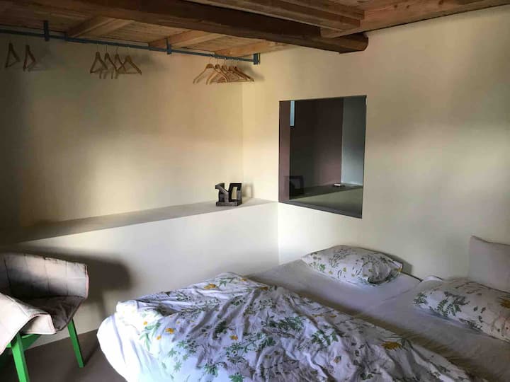 Vitanda 2 vya mtu mmoja kwenye ghorofa ya chini, kulingana na mtazamo wa bafu.