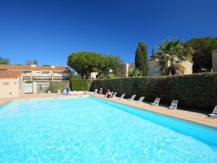 Piscine et pataugeoire vues de l'entrée