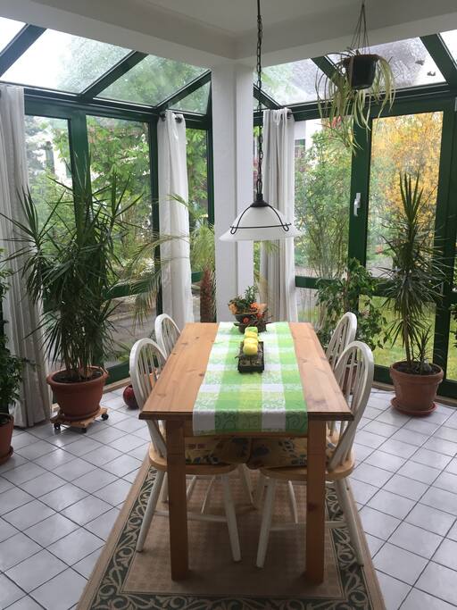 Wintergarten mit Esstisch