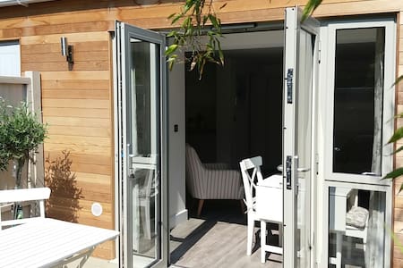 Beautiful 1 Bed Walking Distance to Beach