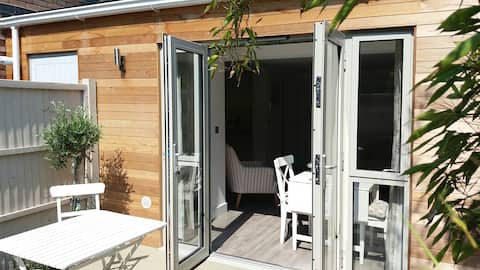 Beautiful 1 Bed Walking Distance to Beach