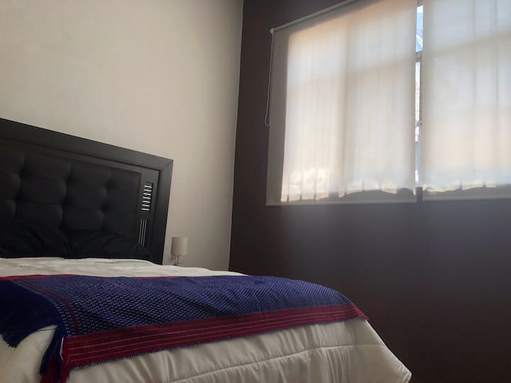卧室配有双人床、美丽的自然光线和小细节，为您打造难忘的住宿体验。
