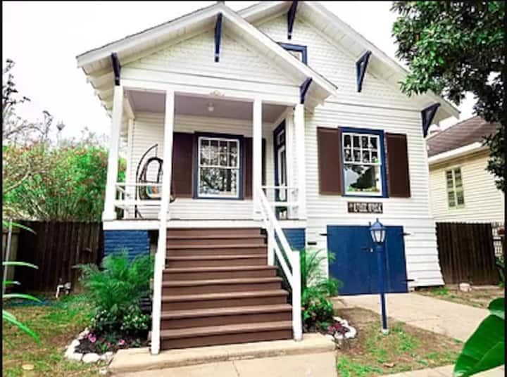 East End Galveston w/ off street parking Cottages for Rent in