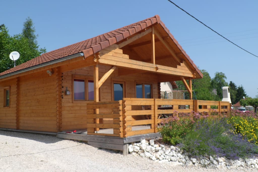 chalet vue de face, parking sur la gauche