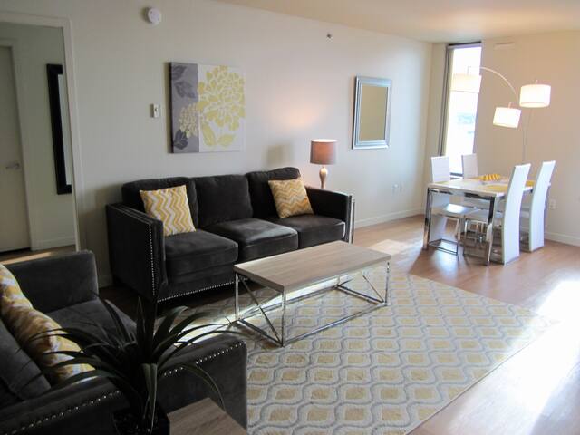 Harbor Steps, Downtown, Water Views! Huge 1400 sf! gallery image 2