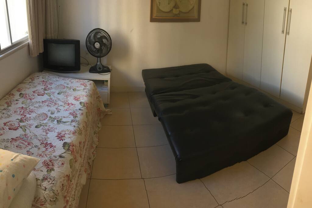 Quarto espaçoso e confortavel