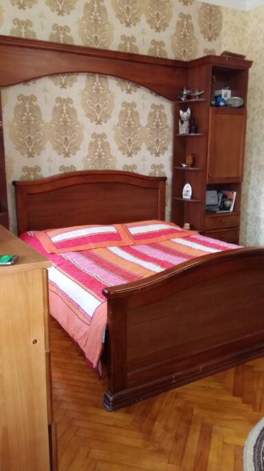 King Bed Room, View with See & Batumi City.
A con.
комната для двоих, с видом на море. на двор и города Батуми.
с конденционером