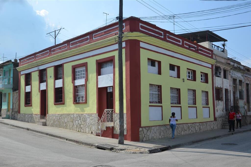 Vista del hostal y su fachada