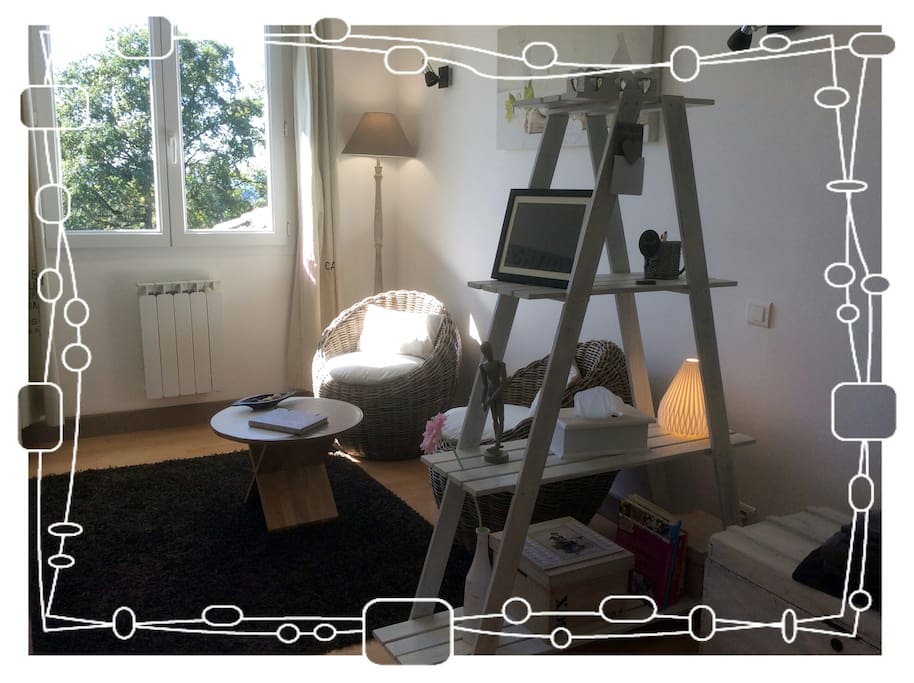 Petit coin salon dans la chambre