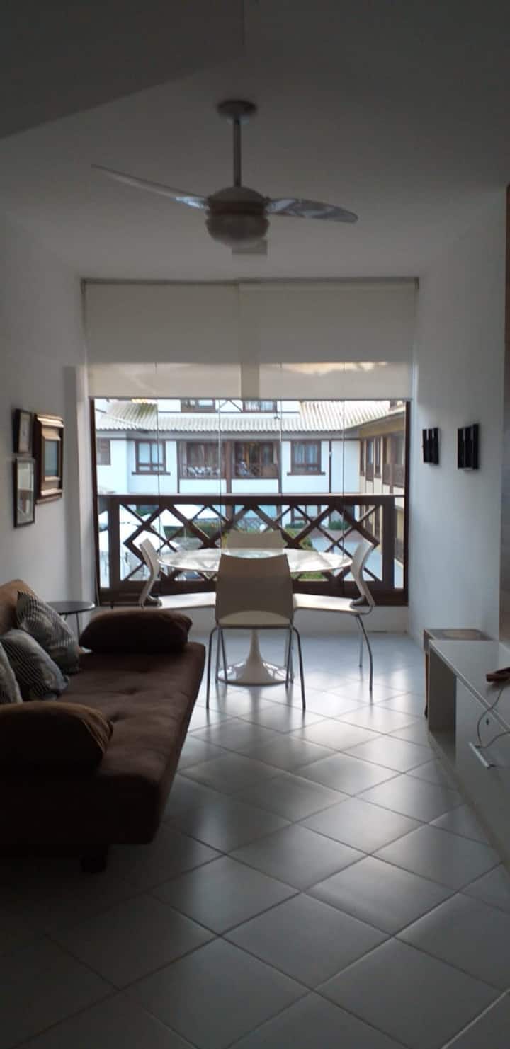 Дневна соба со кауч на спуштање и клима уред 