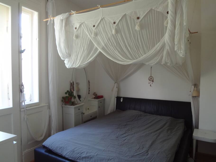 Schlafzimmer mit (Antimoskito) Baldachin