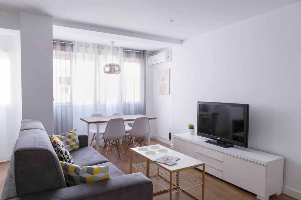 Cómoda zona de relax con sofa cama y TV-HD. Comfortable relaxation area with sofa-bed and HD-TV.