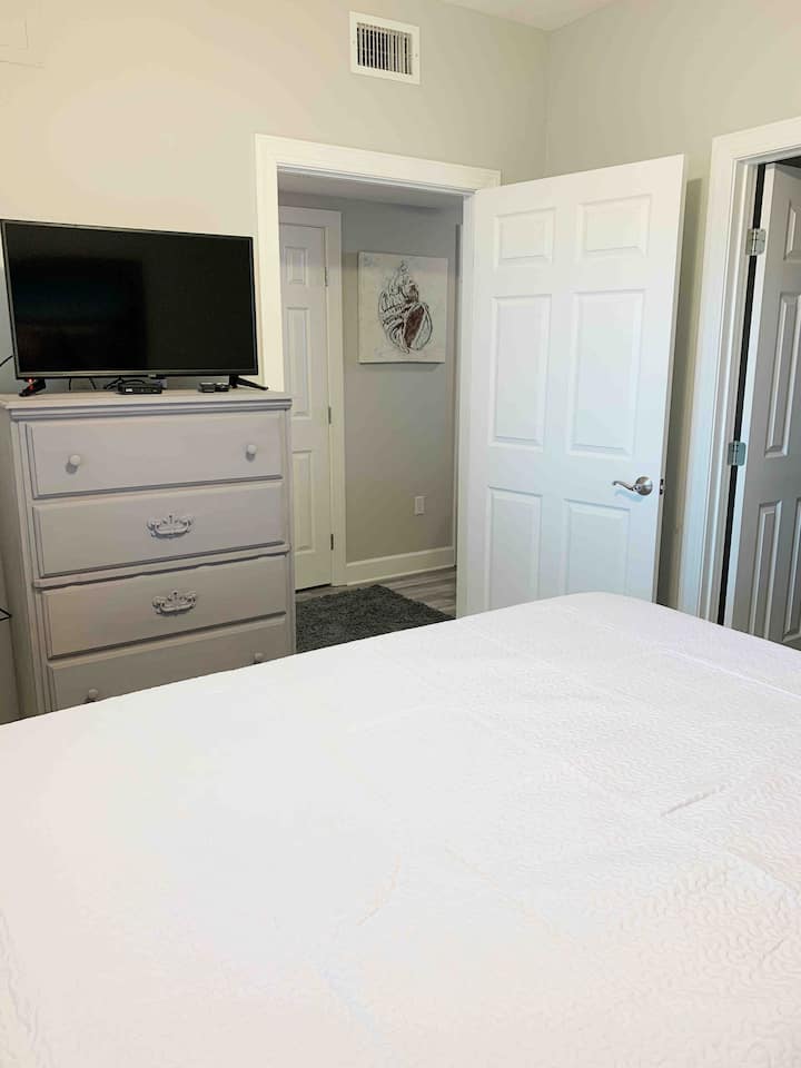 หีบลิ้นชักและทีวีขนาด 32 นิ้วในห้องนอนผู้เข้าพัก/ห้องนอนที่ 2 