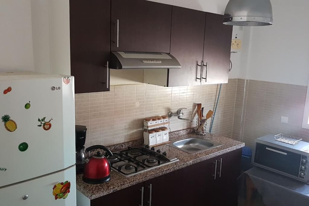 cuisine équipée, frigo, four,micro onde,cafetière, lave linge,......