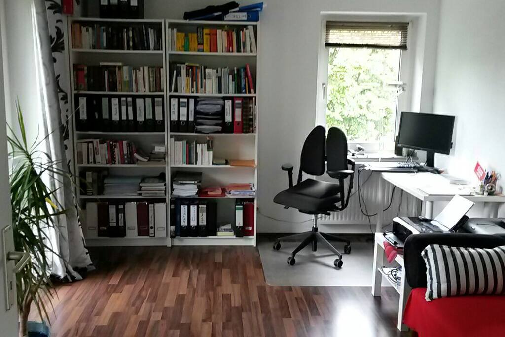 Das Arbeitszimmer mit schmaler Schlafcouch falls mal jemand mehr unterkommen muss :)