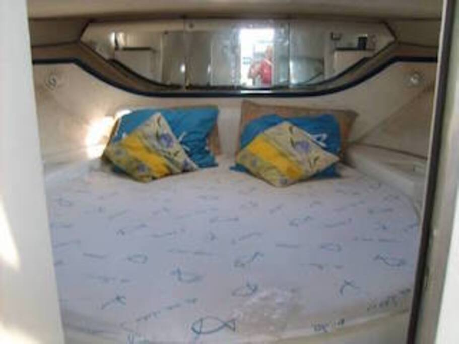 CABINE AVANT TRES GRAND LIT CONFORTABLE