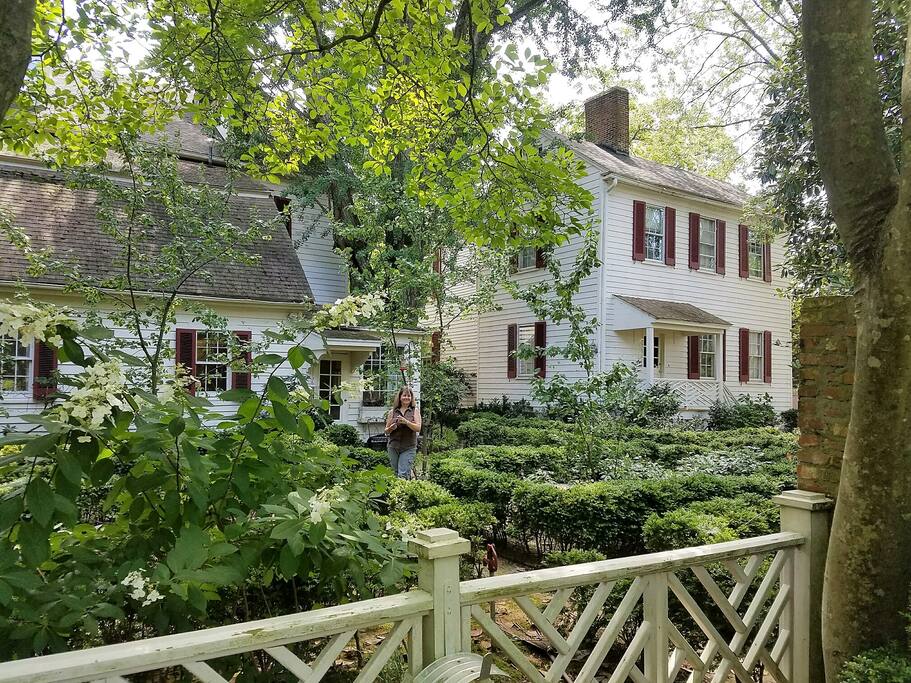 Boxwood Gardens to the rear with full access