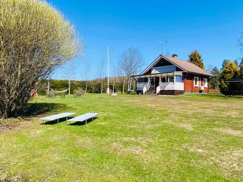 Countryside riverfront winter/summer cabin
