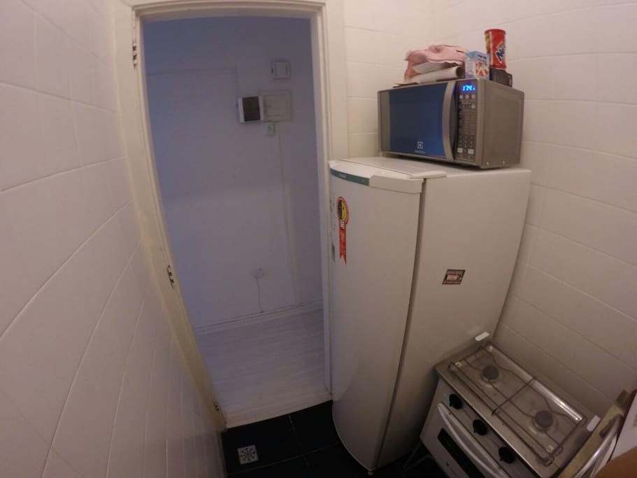 Cozinha: fogão, geladeira, microondas. Kitchen: all you need to cook and freeze your meals!