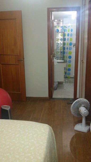 looking from bed toward the bathroom/vista da cama para o banheiro