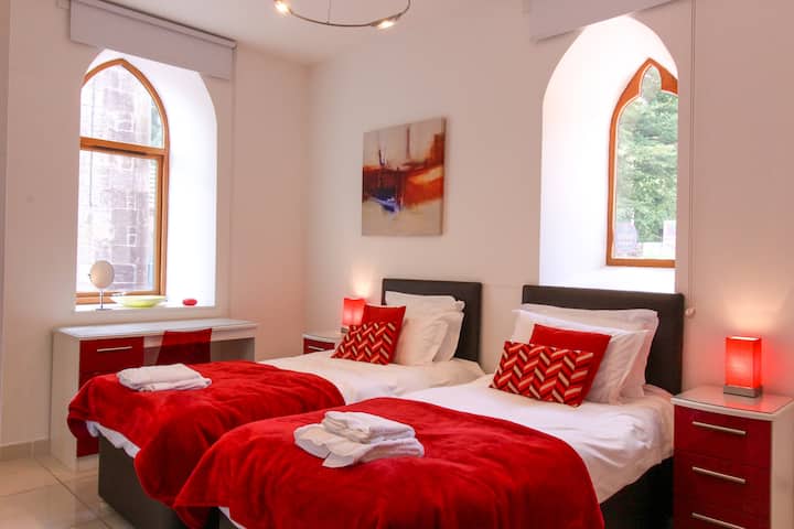 Downstairs red bedroom. Can be twin or superking.