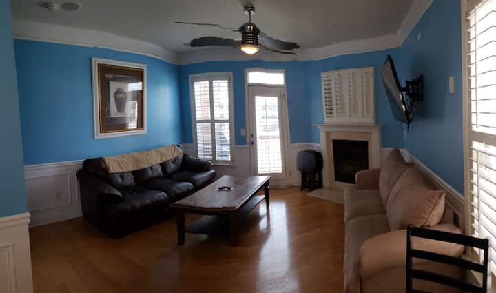 קומה 2/ראשית סלון עם טלוויזיה 50אינץ', אח גז ומרפסת אחורית שבה יש גריל גז ומקומות ישיבה. 