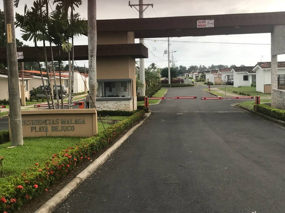 Entrada principal del condominio.
Caseta de seguridad 24/7