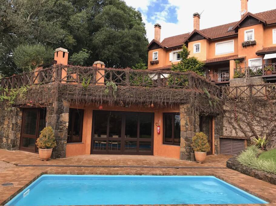 área comum com piscina