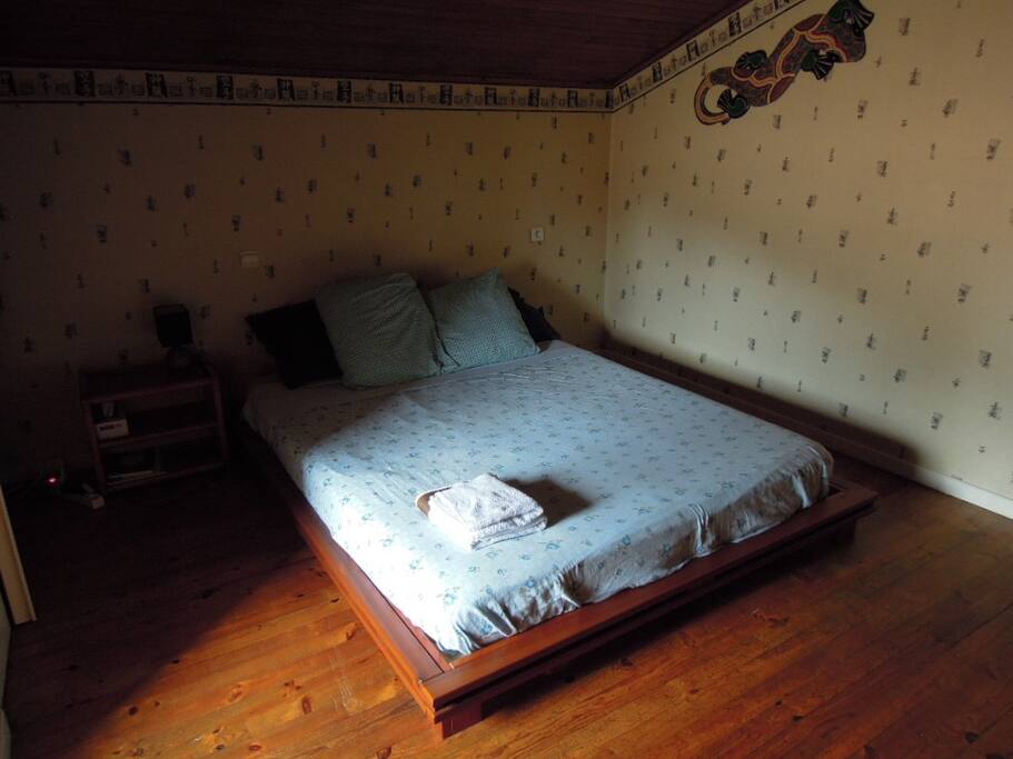La chambre avec un grand lit