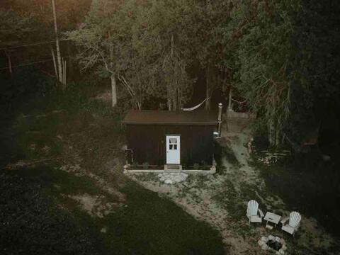 Kinfolk Tiny Cabin (+ hot tub!)
